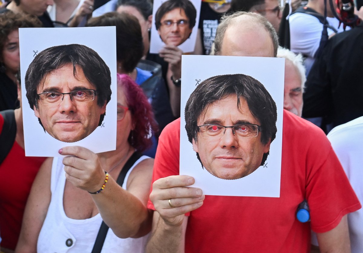 3CatInfo's tweet photo. Houdini, Copperfield o el Mago Pop: la xarxa s'omple de mems sobre Puigdemont #Investidura3Cat https://t.co/C9vTjcU45a https://t.co/ATKVDf4SLH
