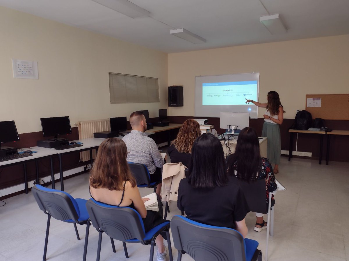 O noso servizo de emprego realizou un taller na mellora da empregabilidade en colaboración con <a href="/AMSlab/">AMSlab</a>. Consistiu en afondar na rede Linkedin para aprender a empregala como ferramenta para o emprego. 
Graciñas a Paula Giao e Gonzalo Castro pola vosa colaboración!
