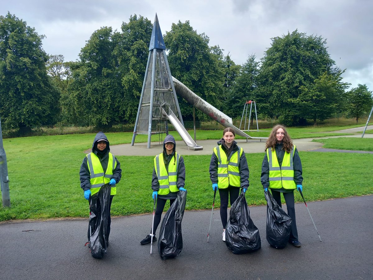 PSOSGreaterGlas's tweet photo. #GlasgowPSYV assisted Glasgow City Council NRS (Neighbourhood Regeneration Sustainability) Team with a litter pick in the Garscadden Burn area of Drumchapel this week.

Thanks to all who took part for making a positive contribution to your community!

@PSOSYouthVol 
@GlasgowCC https://t.co/G6KShW9A1n