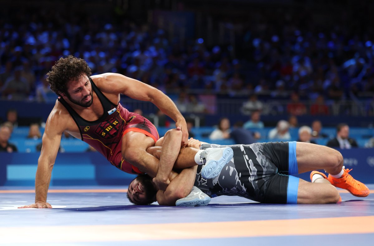 umichwrestling's tweet photo. DOG FIGHT. 😤

@mylesamine wins a battle in the quarterfinals. He advances to the semis and will wrestle for a medal for the second straight Olympics.

#OlympiansMadeHere | #GoBlue https://t.co/G03iI8vg0S