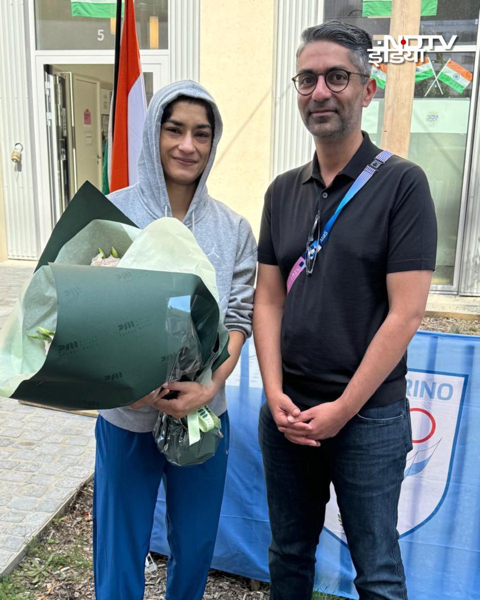 Abhisharyavarti's tweet photo. Two legends in a frame ..🇮🇳 one is the champion among champion #dangalgirl and second is the og gold medalist abhinav bindra both are the pride of our nation...🇮🇳
@Phogat_Vinesh @Abhinav_Bindra 
#Paris2024 #OlympicChampion #Paris2024Olympic https://t.co/B340fDgfdv