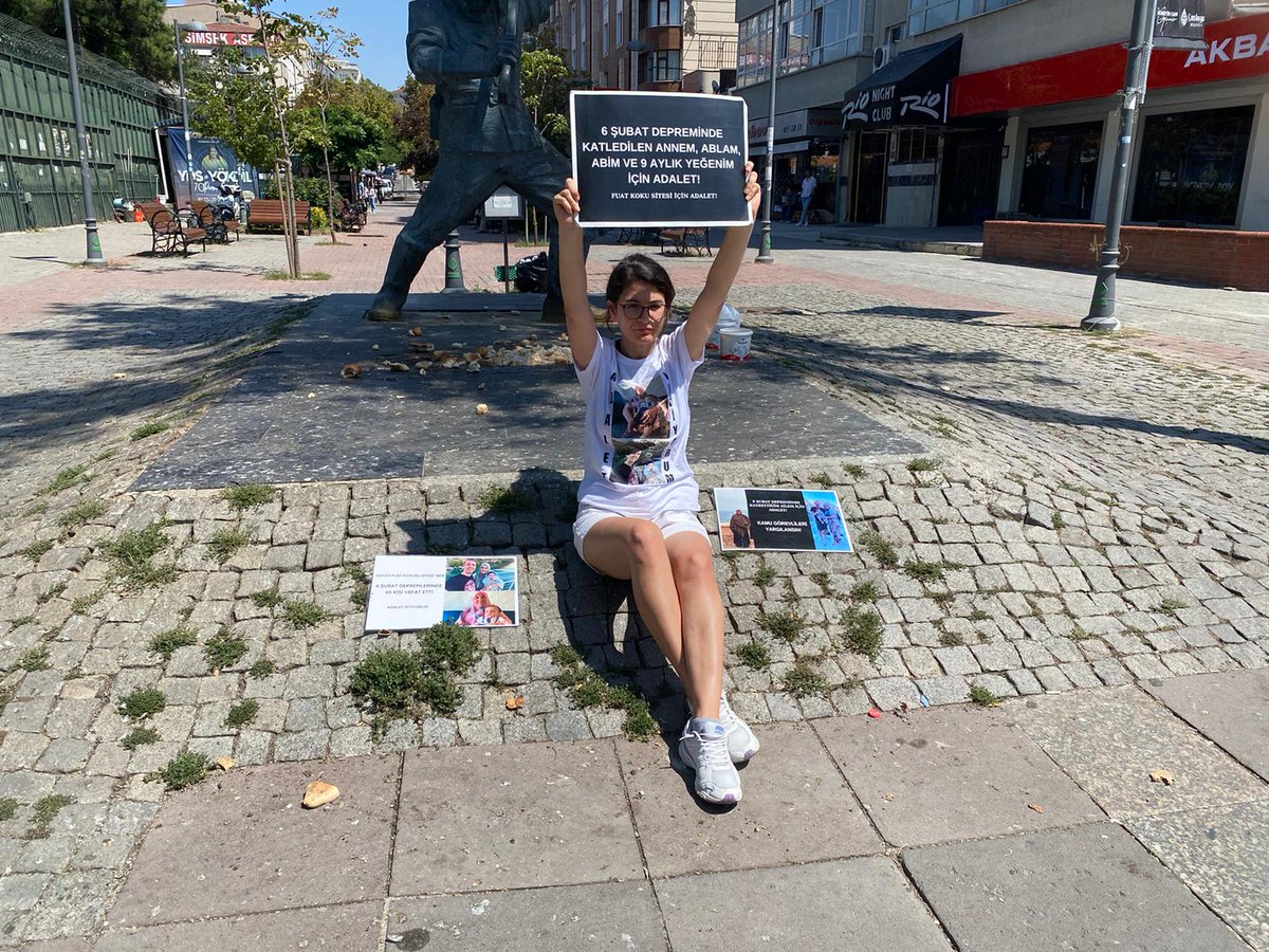 dk_donekaya's tweet photo. Ben, Döne Kaya, 15 haftadır Fuat Koku Sitesi'nde vefat eden 65 kişi ve 6 Şubat depremlerinde en az 53 bin insanımızın  ölümüne sebep olanların yargılanması için adalet nöbeti tutuyorum. Fuat Koku sitesi için Kasım 2023 tarihli bilirkişi raporunda, binanın inşa edildiği dönemde geçerli olan 2007 Deprem Yönetmeliği'ne uygun olmadığı, zemin etütlerinde onay eksiklikleri olduğu ve beton malzeme kalitesinin yetersiz olduğu tespit edilmiştir. Müteahhitten yapı denetim firmalarına kadar birçok taraf asli kusurlu bulunmuştur. Ancak geçtiğimiz Haziran'da bu insanlar serbest bırakılmıştır. 

Çevre ve Şehircilik Bakanlığı'nın, yapılar üzerindeki denetim sorumluluğu göz önünde bulundurduğumuzda görevini yerine getirmediği için bu süreçteki asli sorumlulardan biridir.  Fuat Koku Sitesi için 18 aydır süren soruşturmanın artık tamamlanarak davanın açılmasını talep ediyorum.
 AFAD raporları depremin geleceğini gözler önüne sererken önlem almayan tüm yetkililer 53 bin insanın ölümünden sorumludur! 
Depremin üzerinden 549 gün geçmesine rağmen deprem ve o gün yaşananlar unutturulmaya çalışılıyor.

 Unutma Türkiye!  Deprem davalarına sahip çık ki yarın da ölen sen olma!
#deprem #katliam #hatay