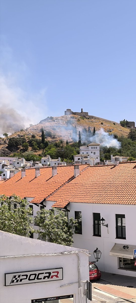 cesar91hm's tweet photo. Se ha declarado un incendio en la montaña del Castillo en Aracena. Hay dos columnas de humo y fuego visible. Ya están los bomberos allí. https://t.co/JbmepkkPK8