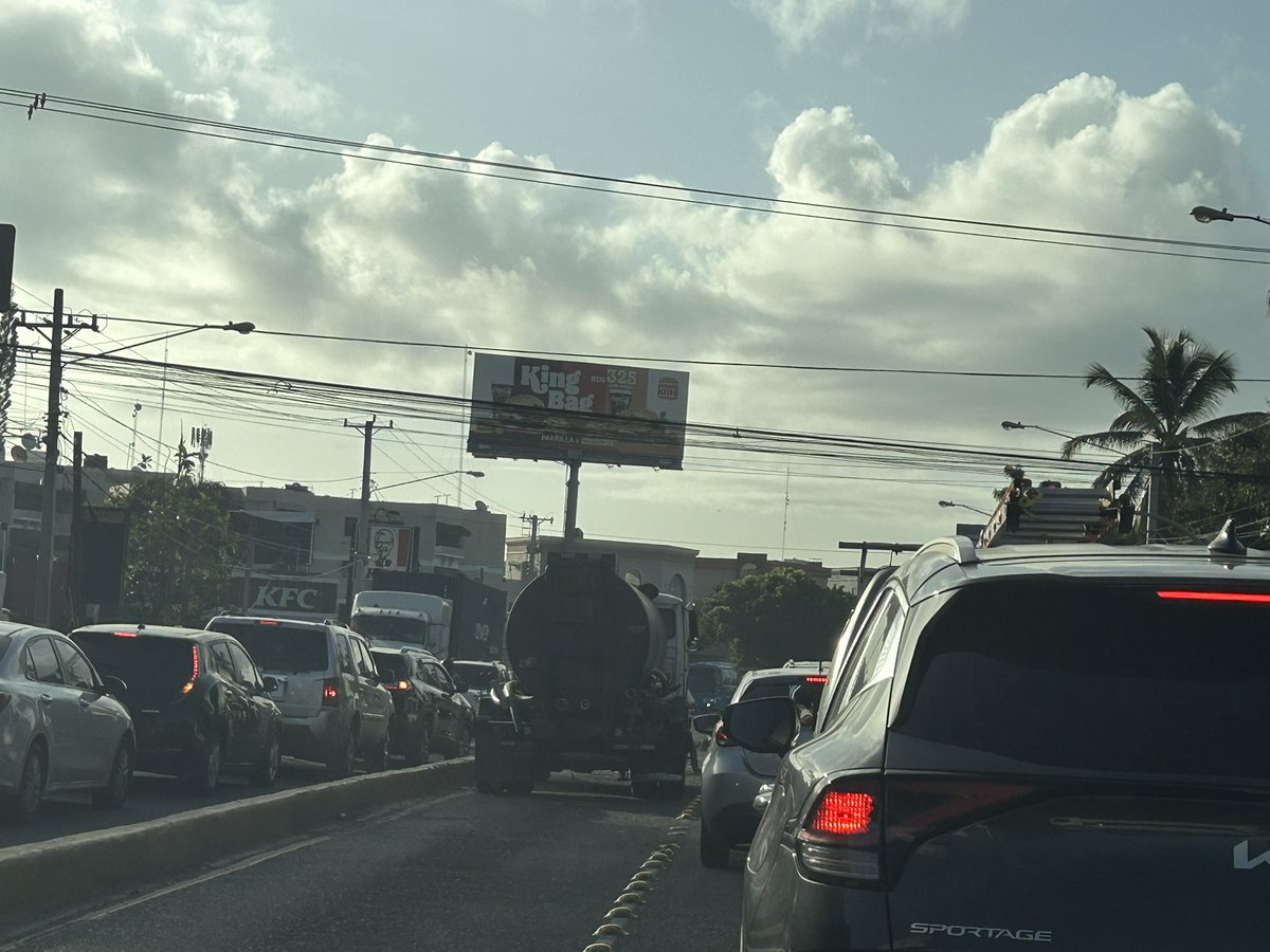 Señores <a href="/digesettrd_/">DIGESETTRD</a> ustedes implementan un carril doble vía en los próceres, ustedes mismos están creando los posibles accidentes no hay nadie que indique cuando la contra via puede cruzar, un vehículo antes de ese camión que doblaría a la derecha casi colisiona.