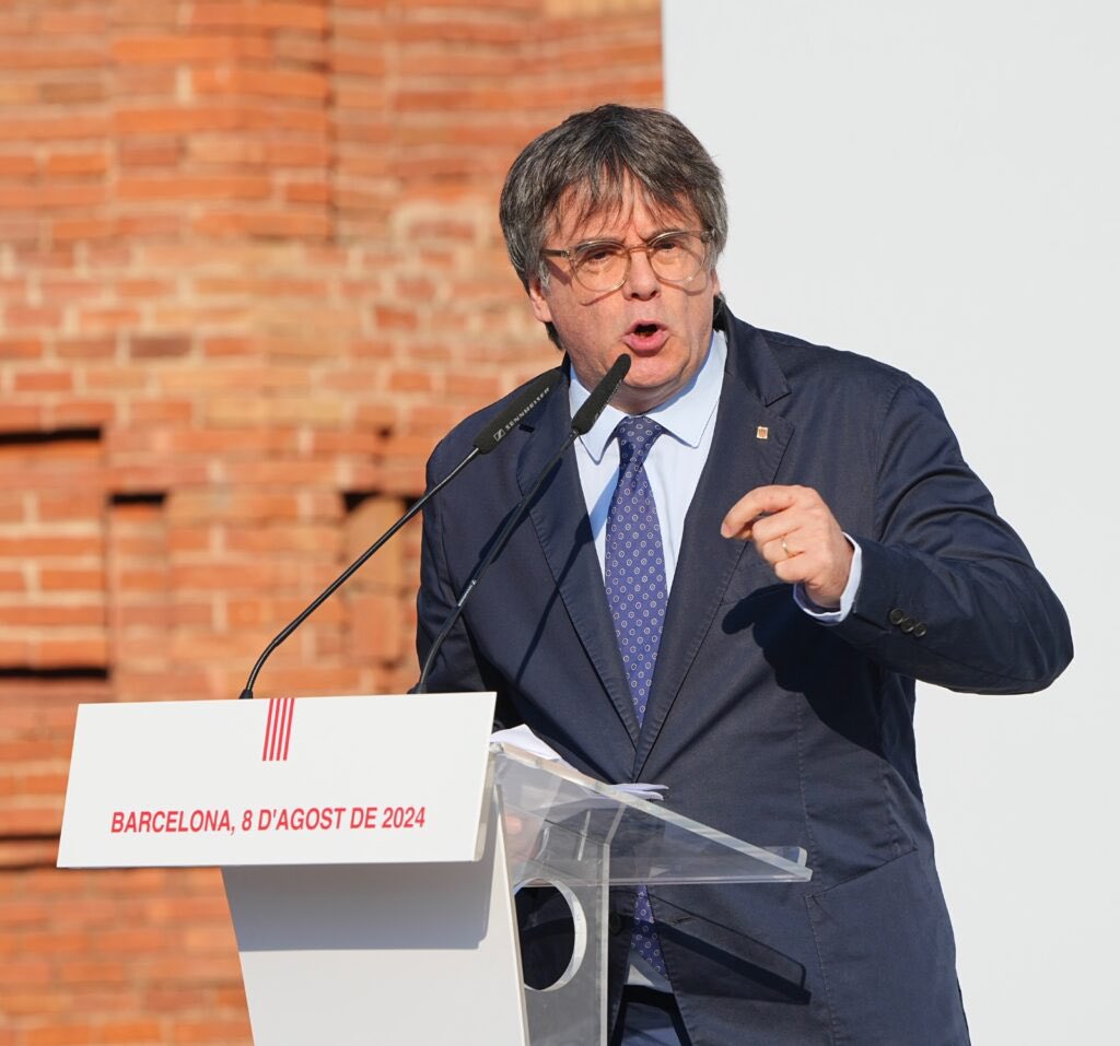 jccalbet's tweet photo. En ple centre de Barcelona, amb un desplegament policial de més de 400 efectius, davant de centenars de periodistes i desenes de càmeres de televisió, el President @krls ha aparegut, ha fet el seu discurs i s’ha volatilitzat davant dels seus morros. Increïble! https://t.co/vi7fe0XZ18