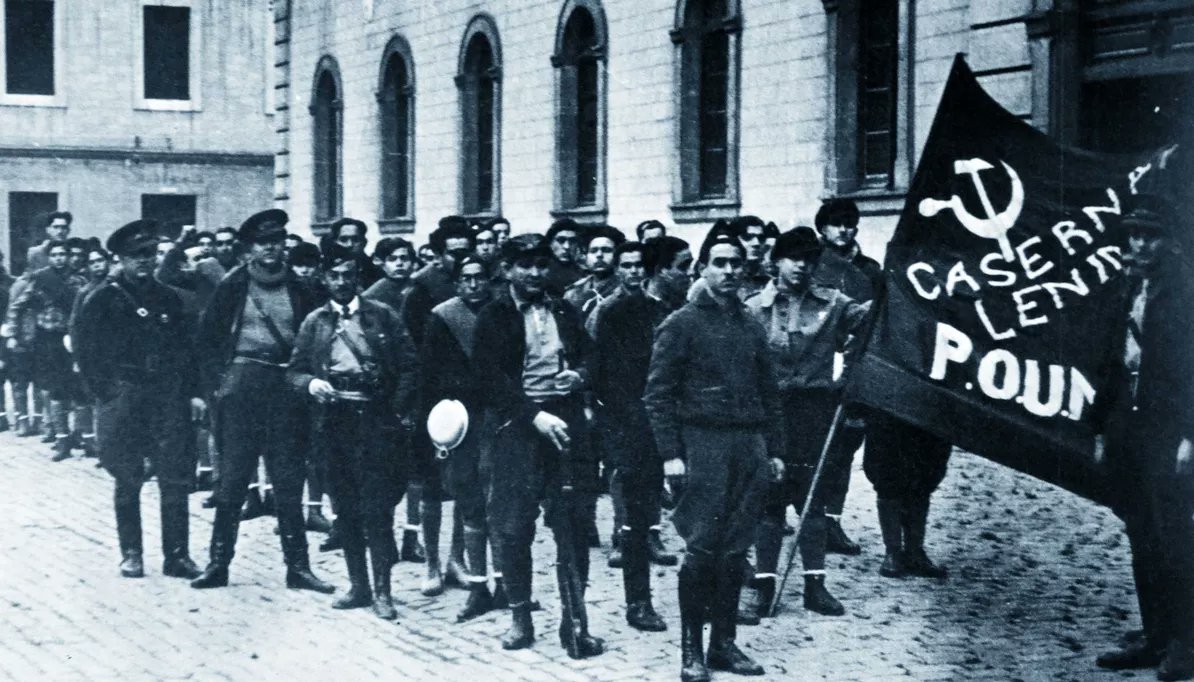 MermetDaniel's tweet photo. Cette photo a été prise en 1936, en Espagne, par Agusti Centelles. On y voit les volontaires du Parti ouvrier d'unification marxiste engagés contre le fascisme. La tête qui dépasse au fond à gauche ? C'est George Orwell, qui prit les armes contre Franco : https://t.co/jJAnciX3mQ https://t.co/4thGcHJbM9