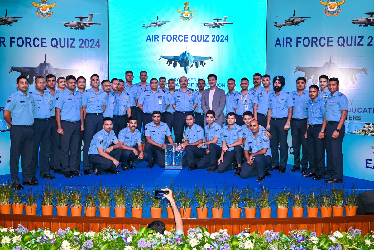 IAF_MCC's tweet image. Air Chief Marshal VR Chaudhari, CAS graced the Air Force Quiz 2024 for Air Warriors. @RajivMakhni served as Quiz Master. Congrats to Team MC for securing 1st place, followed by EAC, Air HQ and SAC.