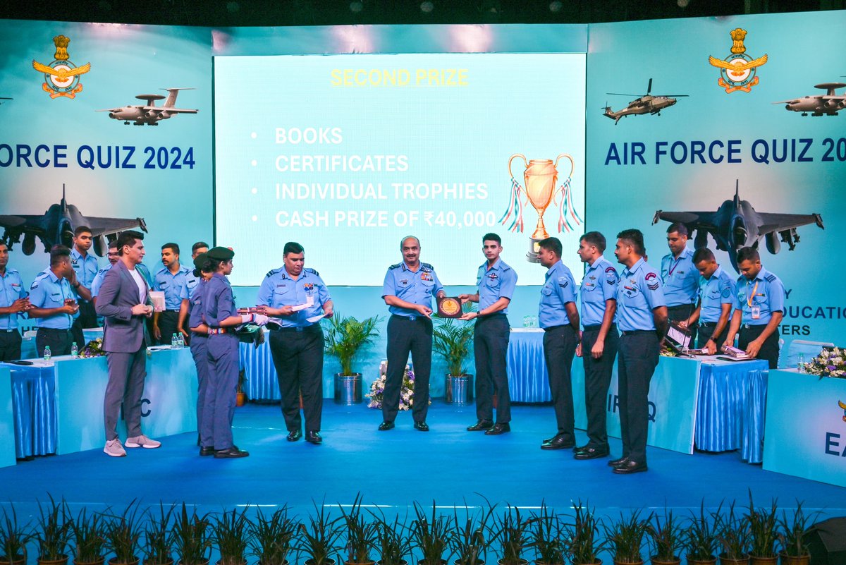IAF_MCC's tweet image. Air Chief Marshal VR Chaudhari, CAS graced the Air Force Quiz 2024 for Air Warriors. @RajivMakhni served as Quiz Master. Congrats to Team MC for securing 1st place, followed by EAC, Air HQ and SAC.