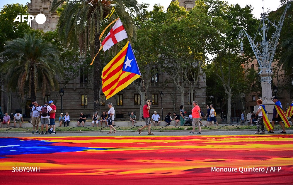بعدما أمضى سبع سنوات في المنفى، ظهر الزعيم الانفصالي الكاتالوني كارليس بوتشيمون لفترة وجيزة الخميس في #برشلونة أمام آلاف من انصاره قبل أن يتوارى من دون توقيفه رغم الانتشار الأمني الكثيف ومذكرة التوقيف الصادرة في حقه.

u.afp.com/56ot #فرانس_برس

✍️ <a href="/AlfonsLuna/">Alfons Luna</a>