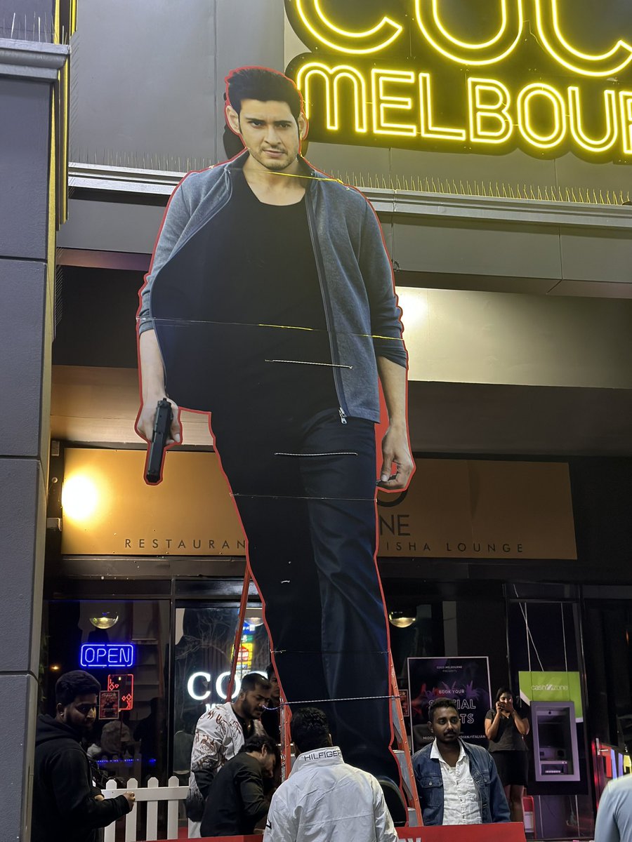 PenuToofan's tweet photo. First ever & Biggest ever🔥
Superstar 20ft cutout in Melbourne 💥
Zindabad Superstar Mahesh Babuuuuu 😎😎
@urstrulyMahesh #Murari4k #MaheshBabu𓃵 https://t.co/mi4YivQH1U