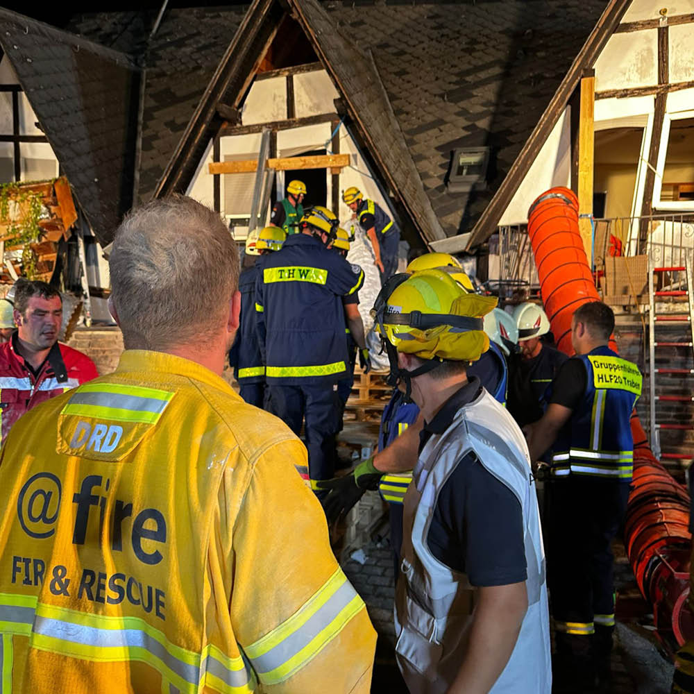 im_einsatz's tweet photo. Trümmerexperten von @atfire_de unterstützten Einsatzkräfte nach Hoteleinsturz (Foto: @atfire_de)
Mehr auf https://t.co/nOo7cY9Llt | #Rettungsdienst #NotSan #Rettungssanitäter #Notarzt #Feuerwehr #atfire_de #THW #HiOrg #Rheinland_Pfalz #Einsturz #Rettung
https://t.co/tATGtnn3xI https://t.co/VNBQ5JjIas