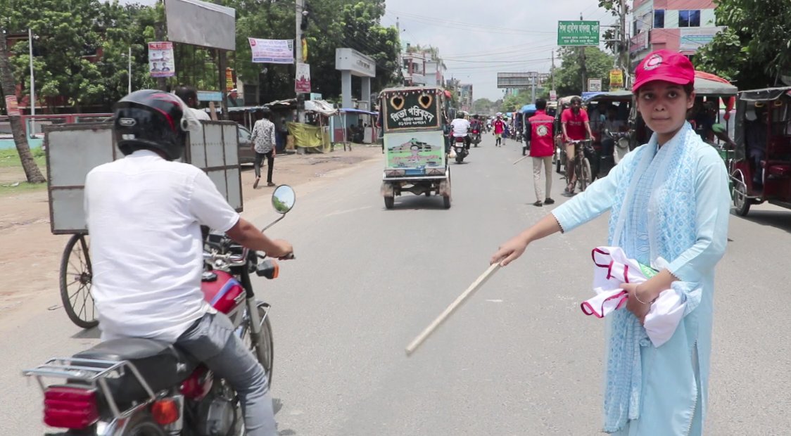নওগাঁয় যান চলাচল নিয়ন্ত্রণ করছেন শিক্ষার্থী ও ফায়ার সার্ভিস কর্মীরা