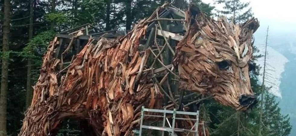 aghezzer's tweet photo. #Trentino da vomito 
Da una parte commissiona le sculture di #orsi, dall'altra vuole fucilare quelli veri! Questa ipocrisia schifosa fa schifo| 
https://t.co/uqvE2yFwv8 https://t.co/NYWxF5mQIx