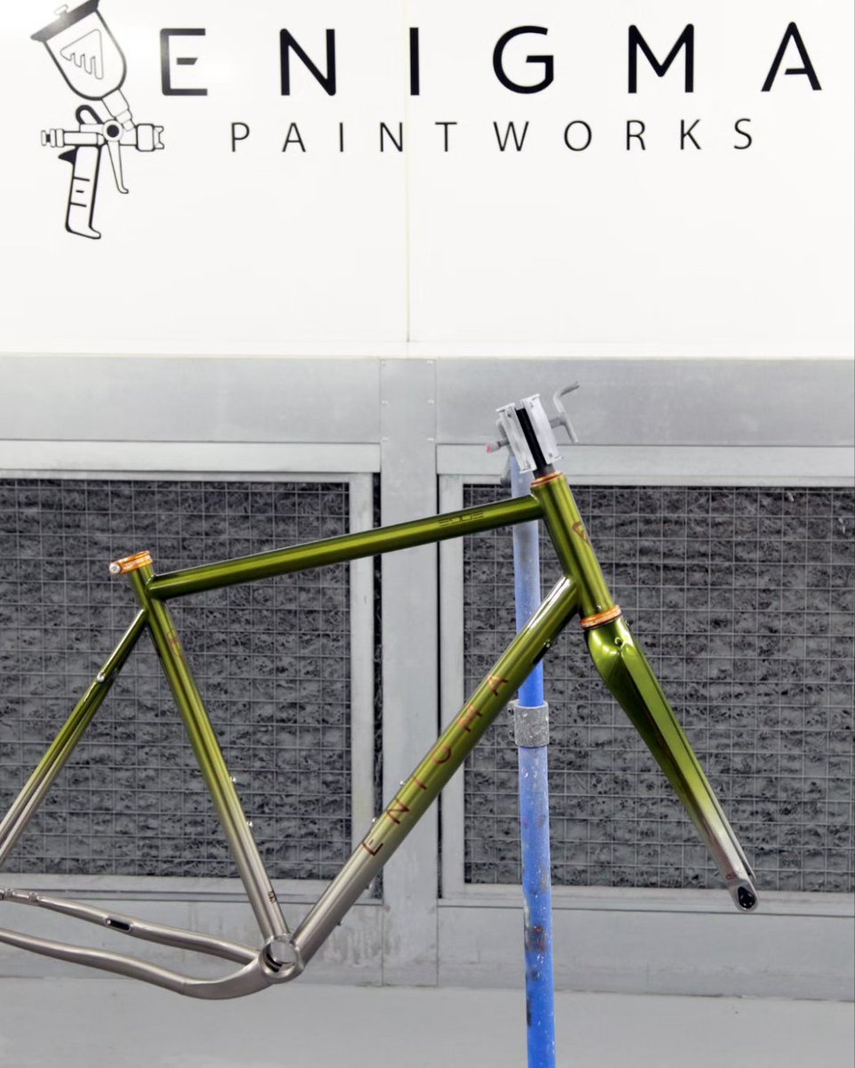Enigmabikes's tweet photo. EDGE Frameset
Check out this stunning Edge frameset, expertly painted in a unique blend of candy green and root beer. π¬π
The finishing touch? Sparkling copper pearl branding to truly make this beauty shine. β¨
#enigmaedge #tigravelbike #enigmapaintwo #paintedinsussex https://t.co/o6b5FXEhSN