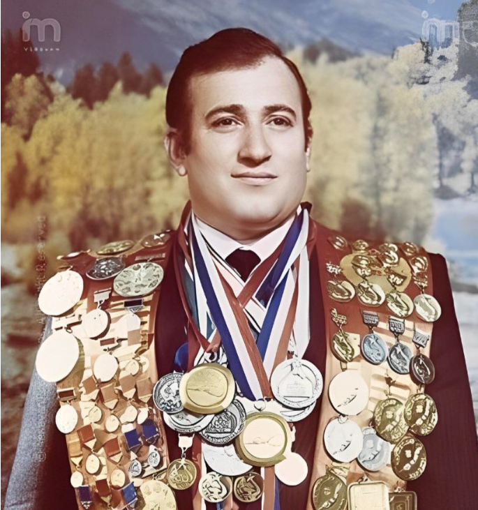 Pedro_Torrijos's tweet photo. Este tipo es esencialmente un superhéroe en la vida real.

En 1974 salvó a 30 personas de morir en un accidente; 2 años después salvó a OTRAS 20 de morir ahogadas; y 9 años después SALVÓ A OTRAS 35 de un incendio.

Esta es la historia de Shavarsh Karapetyian.
 🧵⤵️ https://t.co/MzjF0dkzG8