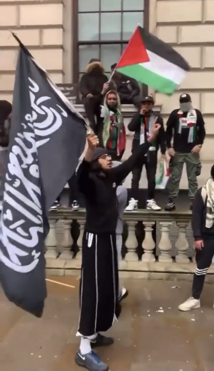 Lycrem3's tweet photo. ➡️ « Que Dieu maudisse les Koufir (infidèles ) et les Yahud (Juifs) » Visiblement #LFI s’exporte aussi en Angleterre.😅😂 https://t.co/M1vyGAa5sq