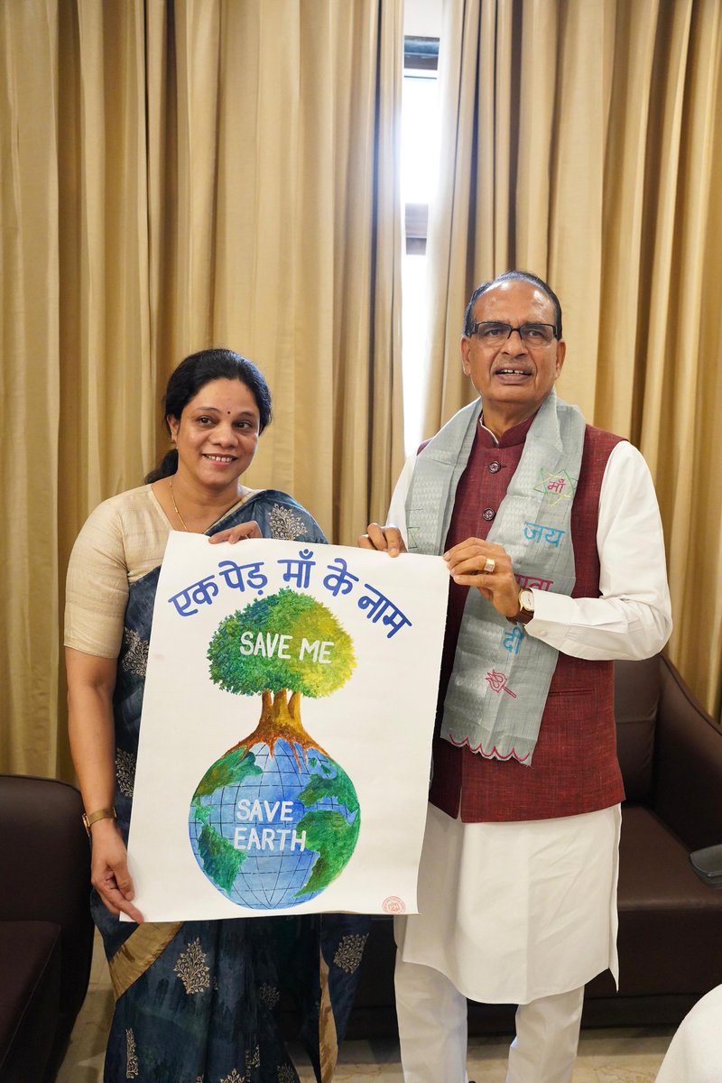 OfficeofSSC's tweet photo. माननीय श्री @ChouhanShivraj जी से आज नई दिल्ली स्थित पूसा परिसर में पूर्व विधायक बहन पारुल साहू जी ने भेंट की।

इस अवसर पर केंद्रीय मंत्री जी ने आदरणीय प्रधानमंत्री श्री @narendramodi जी द्वारा प्रारंभ #एक_पेड़_माँ_के_नाम अभियान का पोस्टर संदेश उन्हें सौंपा और यूरोप की सबसे ऊंची चोटी ‘माउंट एल्ब्रुस’ की यात्रा की सफलता हेतु अपनी शुभकामनाएं दीं।

#Plant4Mother