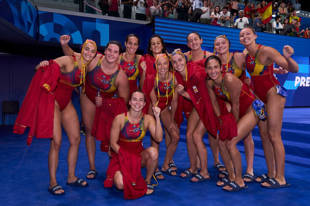 En La Défense Arena de Nanterre, a las 14,35h transmisión del partido ESP🇪🇦 -NED🇳🇱 semifinal #waterpolo🤽‍♀️ JJ.OO <a href="/Paris2024/">Paris 2024</a>🇫🇷, con <a href="/BeaEspinosa4/">Bea Espinosa</a> y <a href="/NorbertoGonzlez/">Norberto González Mencara</a> , en directo en <a href="/rne/">Radio Nacional</a> y <a href="/rtveplay/">RTVE Play</a>. ¡Vamos al bendito lío <a href="/SpainWpFem/">Selección ESP Femenina WP</a>!