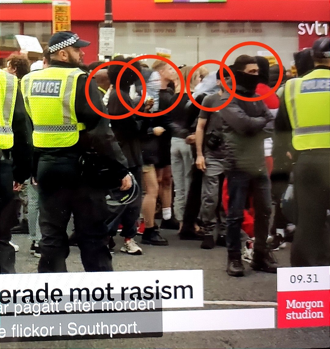 Matilda_Angola's tweet photo. "Demonstrerade mot #rasism" heter det när 4 maskerade #palestina-araber syns i video från @svtnyheter rapport 8/8 2024. Men när #britter, av olika slag, demonstrerar mot destruktiv mass-#invandring så är det "#högerextrem'a krafter" och hot mot #demokratin. @Riksstudios https://t.co/eeEDdmtIC1