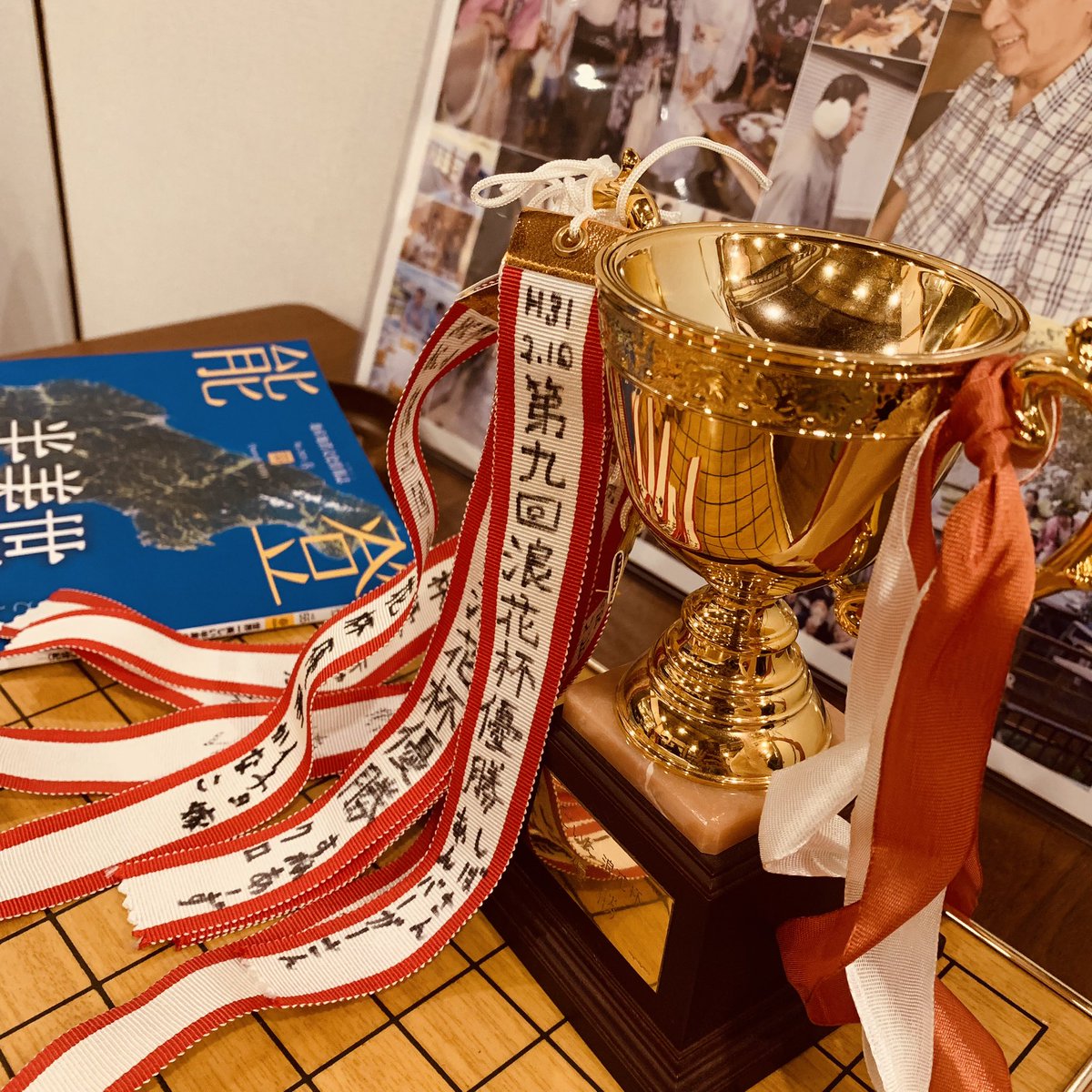 _zasshu_'s tweet photo. 木曜日の夜はデザスプさんの「ごい会」！
今夜は浪花さんを偲んでお写真や浪花杯のトロフィーもともにごいた！
ごい会に浪花さんのご家族から差し入れのお菓子もいただきました。ありがとうございます！ https://t.co/Qd9tTqVbMy