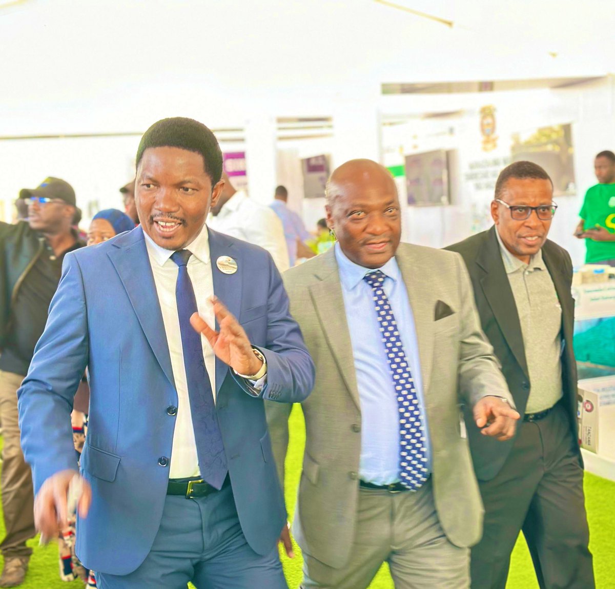 KdcuLtd's tweet photo. Waziri wa @ViwandaBiashara Mhe. Dkt. Seleman Jaffo, ametembelea banda la Chama Kikuu cha Ushirika cha KDCU Ltd katika maonesho ya nane nane, ambapo amepongeza amepongeza jitihada za chama katika uzalishaji, uongezaji thamani na utafutaji wa masoko shindani ya zao la kahawa. https://t.co/9eBRVplJXW