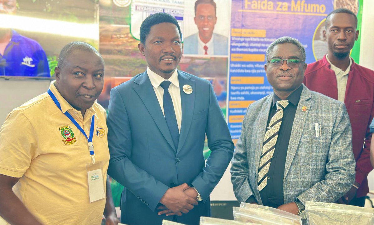 KdcuLtd's tweet photo. Waziri wa @ViwandaBiashara Mhe. Dkt. Seleman Jaffo, ametembelea banda la Chama Kikuu cha Ushirika cha KDCU Ltd katika maonesho ya nane nane, ambapo amepongeza amepongeza jitihada za chama katika uzalishaji, uongezaji thamani na utafutaji wa masoko shindani ya zao la kahawa. https://t.co/9eBRVplJXW