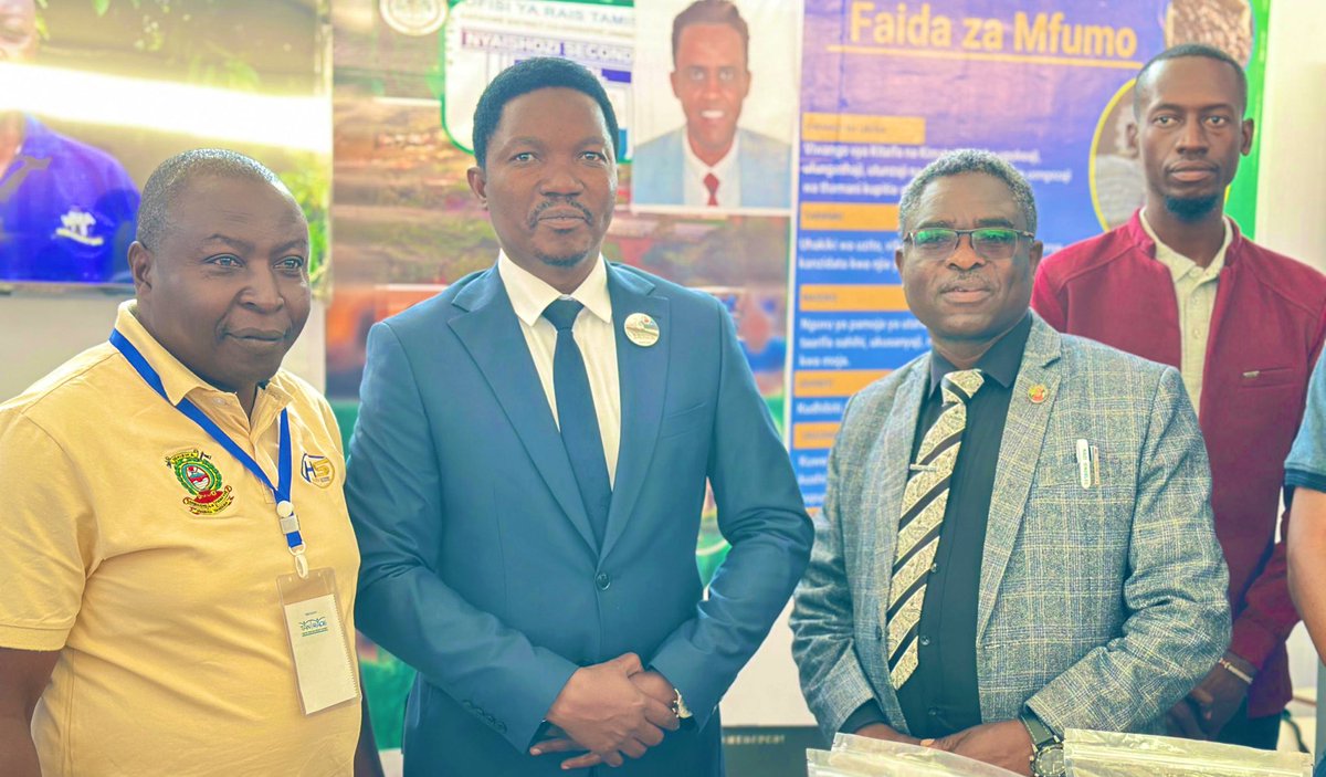 KdcuLtd's tweet photo. Waziri wa @ViwandaBiashara Mhe. Dkt. Seleman Jaffo, ametembelea banda la Chama Kikuu cha Ushirika cha KDCU Ltd katika maonesho ya nane nane, ambapo amepongeza amepongeza jitihada za chama katika uzalishaji, uongezaji thamani na utafutaji wa masoko shindani ya zao la kahawa. https://t.co/9eBRVplJXW