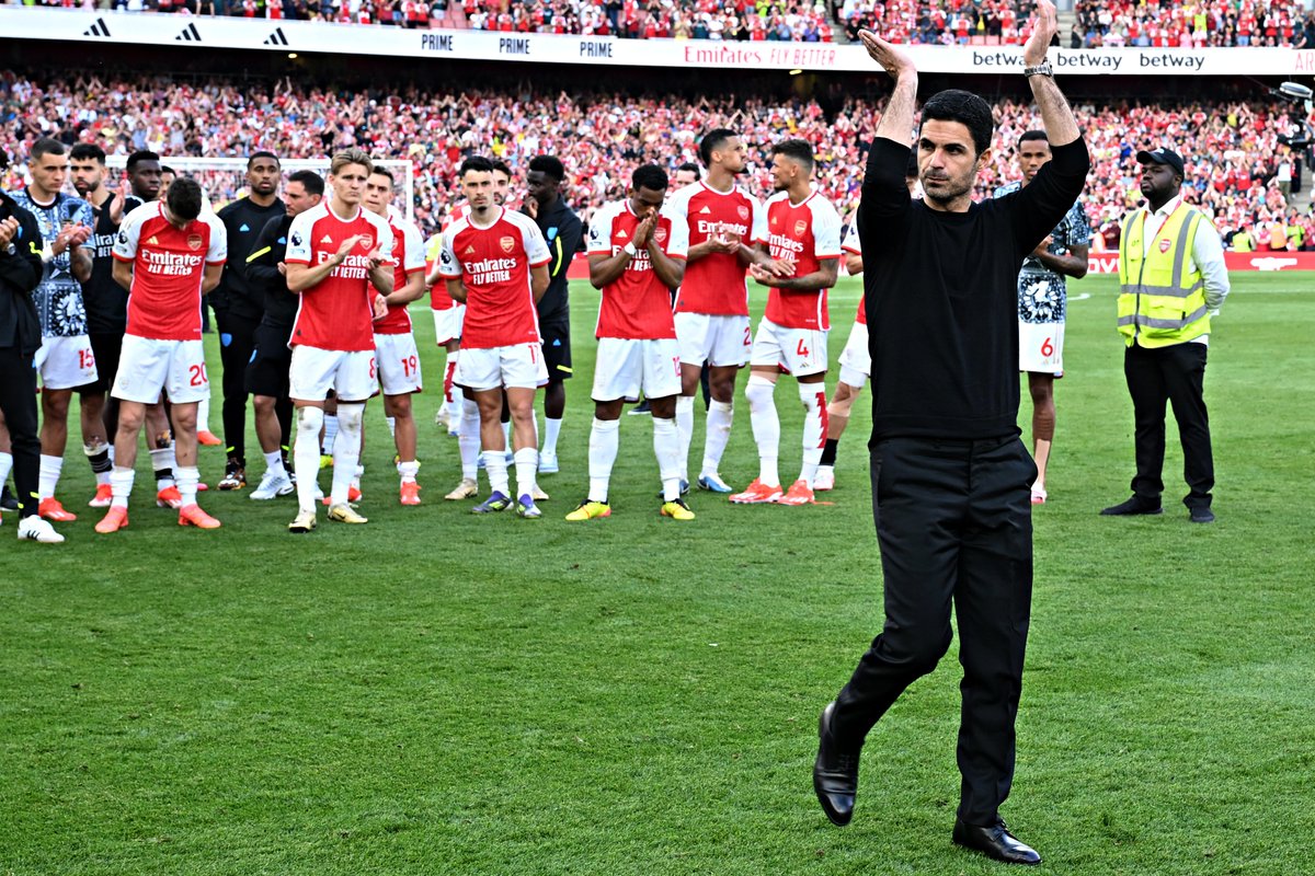 B24PT's tweet photo. Arteta contratou uma equipa de carteiristas profissionais para um jantar do Arsenal, revela @gunnerblog... 😳

Foram "roubados" telemóveis ou carteiras e, no final da refeição, Arteta pediu aos jogadores que esvaziassem os bolsos, com vários a perceberem aí que tinham perdido objetos de valor.

O objetivo foi ensinar ao plantel a "importância de estarem alerta e preparados em todos os momentos".
