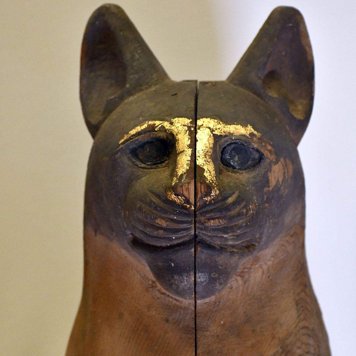 MuseeLouvre's tweet photo. #InternationalCatDay🐱
🇫🇷 En Égypte antique, les chats étaient momifiés pour servir d’offrandes aux divinités. De nombreuses momies de chats datent de cette période : offrande pour les dieux, le donateur de la momie gardait un lien éternel avec la divinité…

Les plus belles momies, comme celles-ci, étaient soigneusement enveloppées dans des bandelettes et pourvues de masques en cartonnage peint.

Vous pouvez admirer ces spécimens dans notre département des Antiquités Égyptiennes ! 

🌎 In ancient Egypt, cats were mummified to serve as gods offerings.

Many cats mummies date back to this period : offering for the gods, the mummy's giver kept an eternal link with the divinity...

The most beautiful mummies, like these, was carefully wrapped with strips and provided with masks in painted cardboard.

You can admire these specimens in our Egyptian Antiquities department!