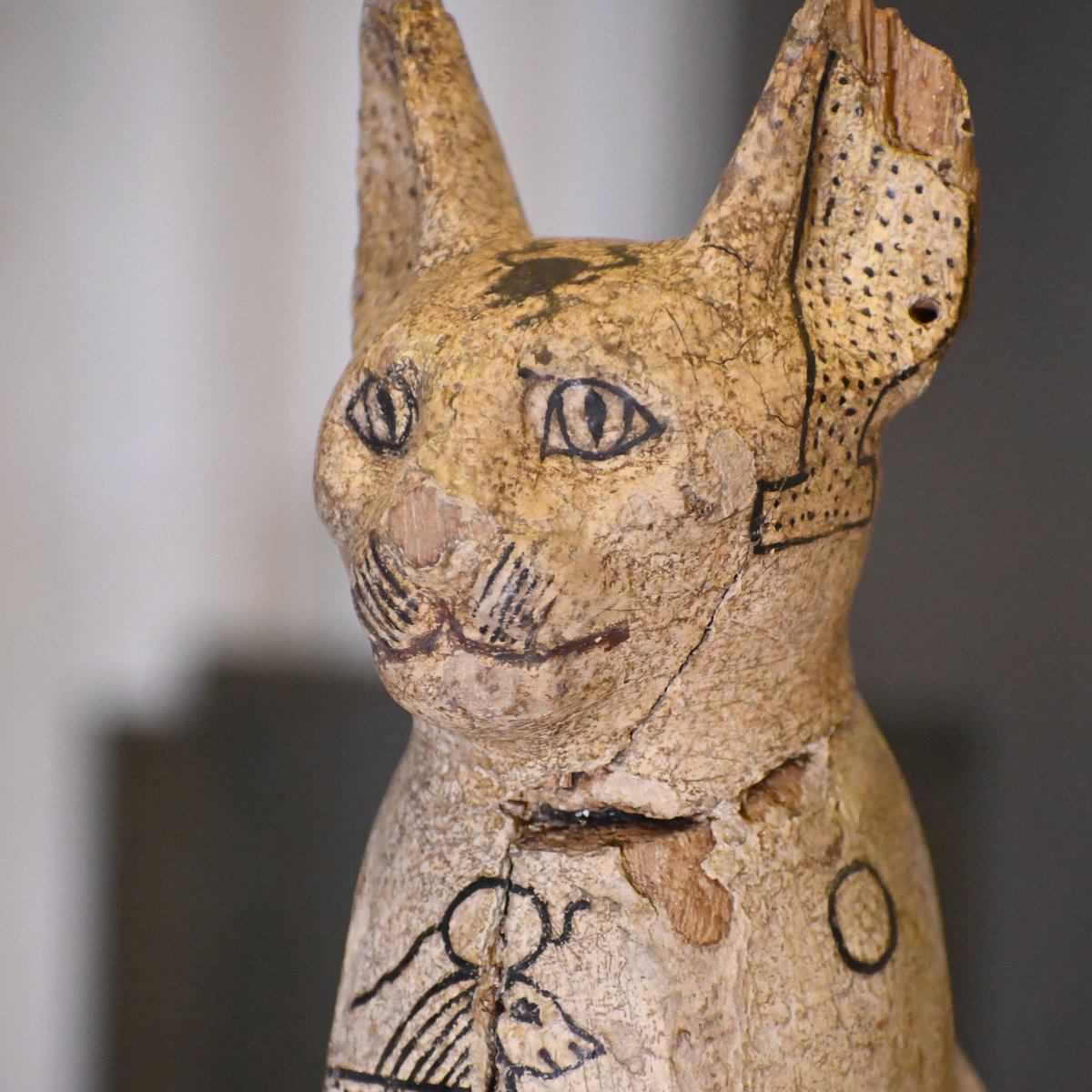MuseeLouvre's tweet photo. #InternationalCatDay🐱
🇫🇷 En Égypte antique, les chats étaient momifiés pour servir d’offrandes aux divinités. De nombreuses momies de chats datent de cette période : offrande pour les dieux, le donateur de la momie gardait un lien éternel avec la divinité…

Les plus belles momies, comme celles-ci, étaient soigneusement enveloppées dans des bandelettes et pourvues de masques en cartonnage peint.

Vous pouvez admirer ces spécimens dans notre département des Antiquités Égyptiennes ! 

🌎 In ancient Egypt, cats were mummified to serve as gods offerings.

Many cats mummies date back to this period : offering for the gods, the mummy's giver kept an eternal link with the divinity...

The most beautiful mummies, like these, was carefully wrapped with strips and provided with masks in painted cardboard.

You can admire these specimens in our Egyptian Antiquities department!