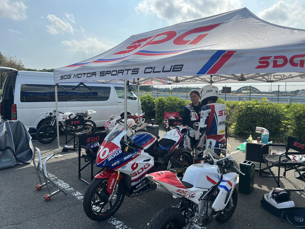 marumaruyuzu79's tweet photo. 今日は先日のもて耐でサポートで入った
SDG Motor Sports Clubの皆さんに
お誘い頂き、1年振り?もっと?🤣の
TC1000へ〜💨
暑い中😵☀️💦若い皆んなのパワー
頂きました😆🙇🙏
MさんもH君も自己ベスト更新!で
いい練習日になりました😉👍
#SDG
#MotorSportsClub
#nplan
#thanksall🙏
#taiyosaitou https://t.co/XKefsqCrB5