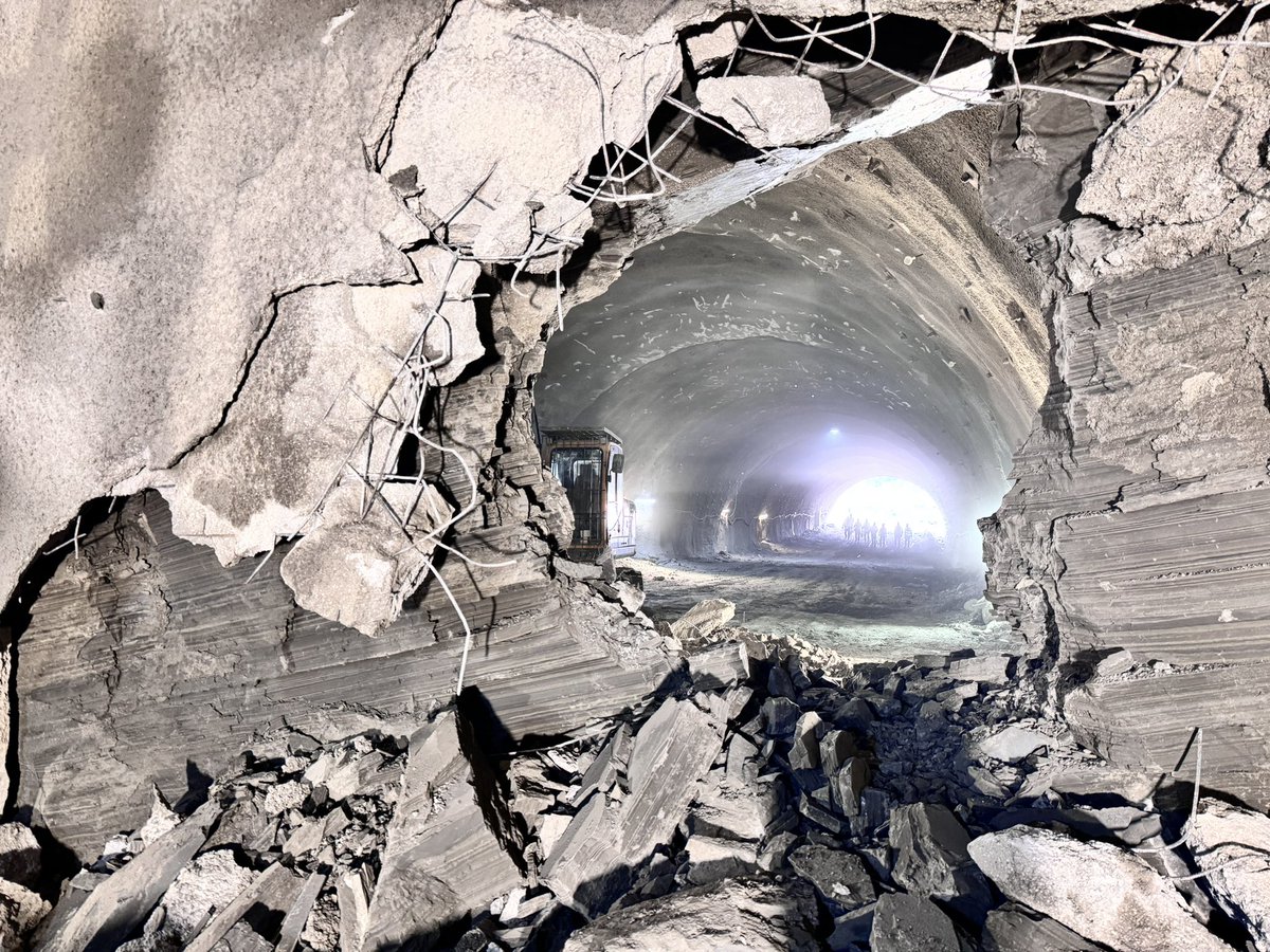 Desna tunelska cijev na tunelu Kobilja Glava je danas probijena, a tokom jeseni ove godine očekuje se probijanje i druge tunelske cijevi. Čestitam svim radnicima i svima koji učestvuju na projektu.