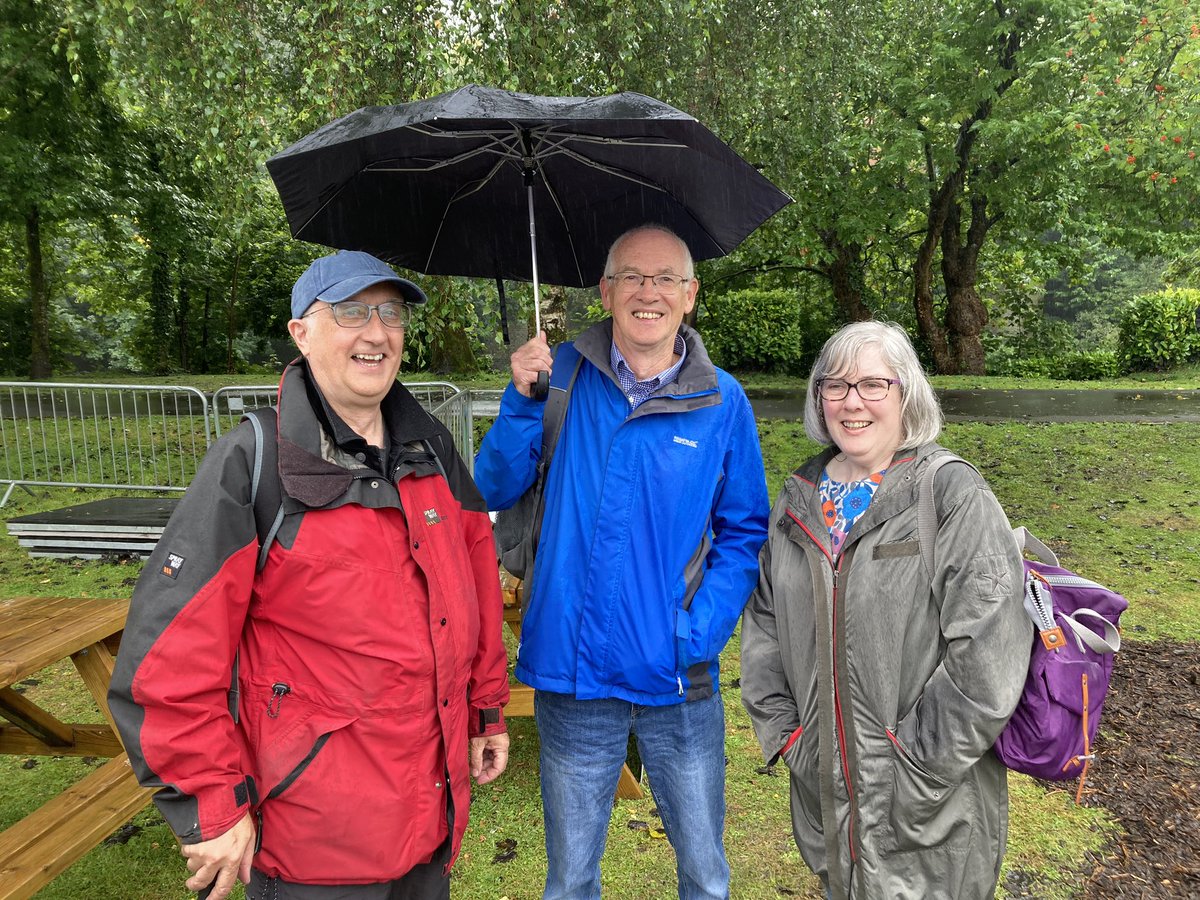 Gareth Ioan (Cadeirydd @iaith), Meirion Pryd Jones (cadeirydd y panel trafod), a Buddug Hughes (Cyfarwyddwr Addysg ac Ymchwil @iaith a threfnydd y digwyddiad) yn dathlu llwyddiant ein digwyddiad #steddfod2024
