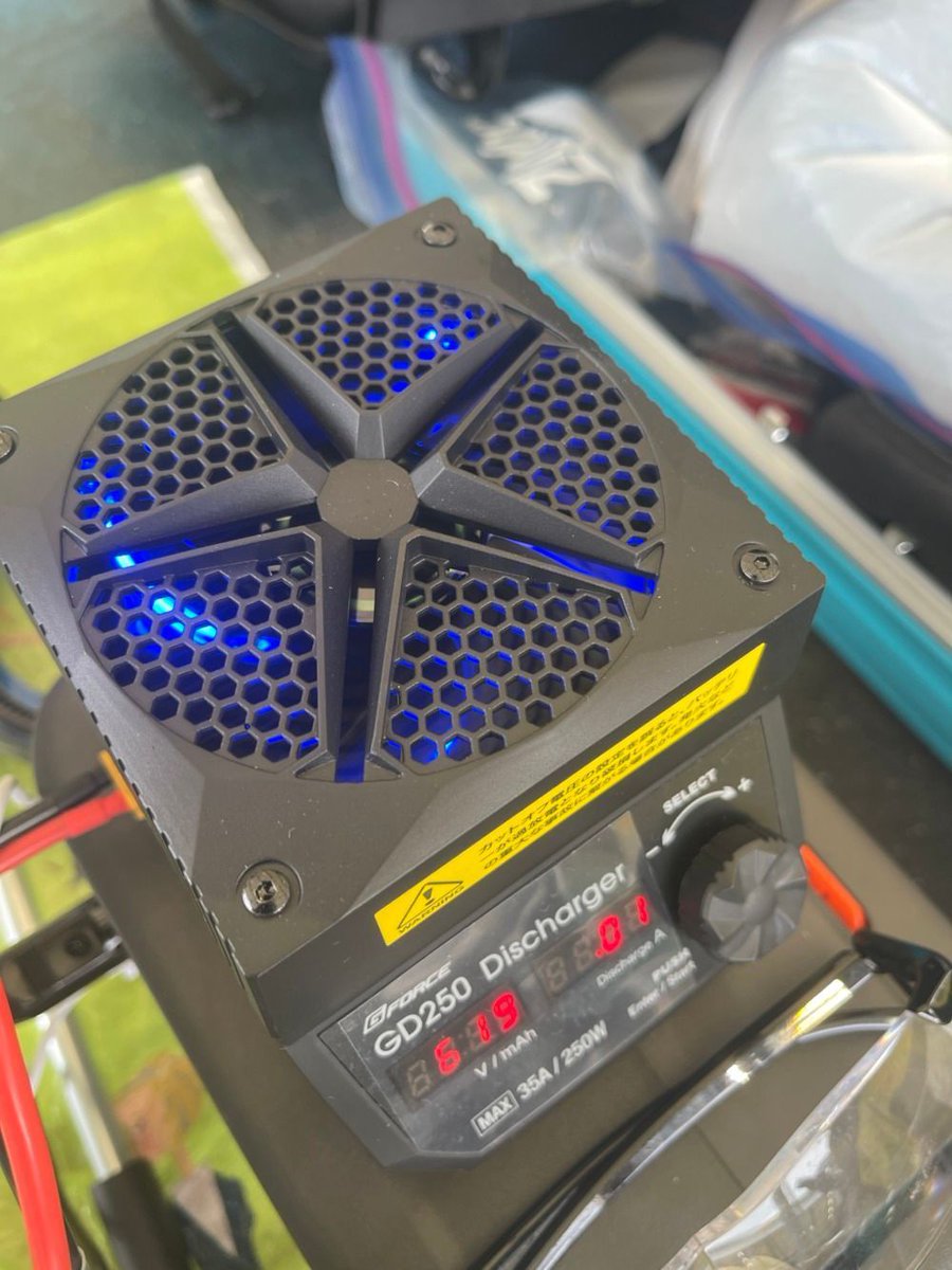 ichirock_jp's tweet photo. 青く光るのか！？NEW GEAR GFORCE 放電器 GD250 Dischargerのカッコよさに気づきました

https://t.co/7YswJ5jQ41
#GFORCE #放電器 #GD250 #Discharger #RCDC #RC #ラジコン https://t.co/ZBnNbvqabp