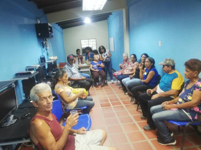 Beath1995's tweet photo. Adultos mayores de la comunidad de La Piedra en el Municipio Peña, hacen uso de
nuestros espacios para potenciar sus actividades…
#PuebloSonrienteYEnPaz
¡Vamos!
@Gabrielasjr
@LarosaInfove
@InfocentroOce https://t.co/ZabJ8Ez1nA