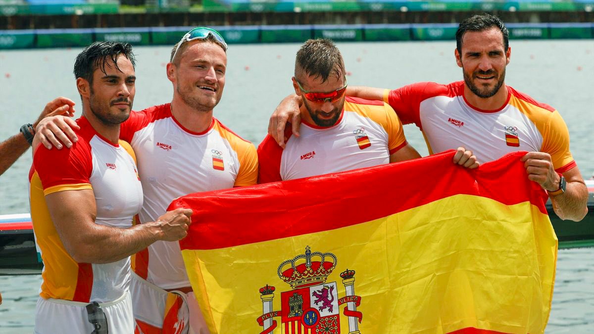 EjercitoTierra's tweet photo. ¡BRONCE 🥉en K4-500 #Paris2024! 
IMPRESIONANTE trabajo💪💪💪 cabo Carlos Arévalo @Areval00 del Regimiento Príncipe nº3 #BRILAT y sus compañeros de equipo @Saul_Craviotto @Rgermade @MarcusCooperW.
Nuestra enhorabuena y la de nuestros seguidores #EjércitoconelDeporte 🇪🇸 #Paris2024 https://t.co/pK7w9iS76X