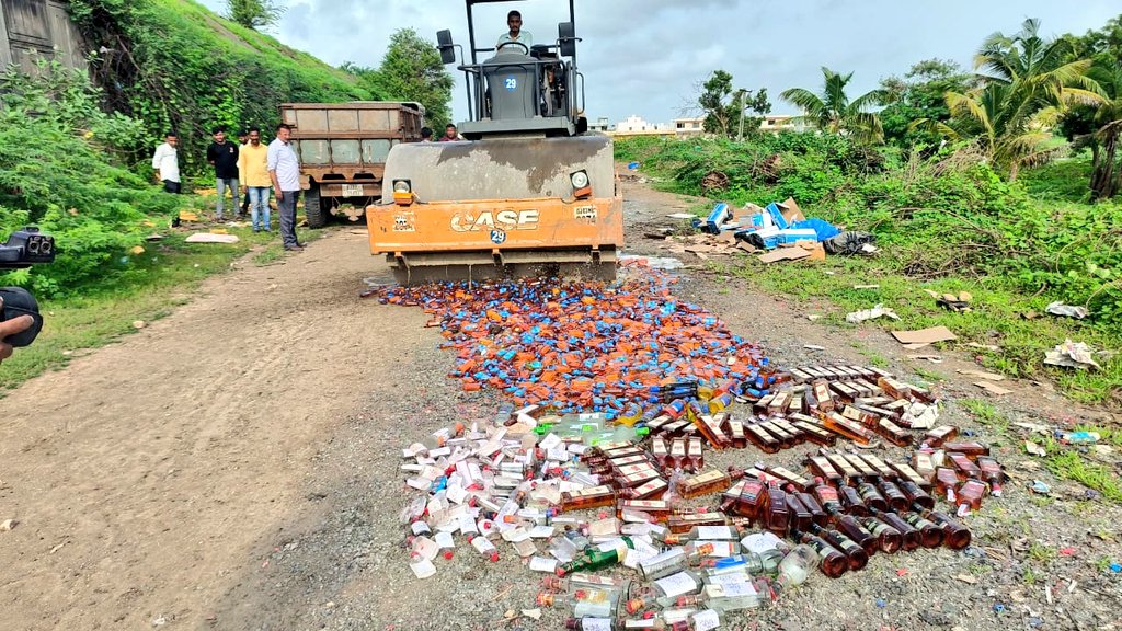 આજરોજ વેરાવળ પ્રાંત ના પ્રભાસ પાટણ પોલીસ સ્ટેશન ખાતે દાખલ થયેલ જુદા જુદા કુલ ૨૧ ગુન્હાઓના કામે જપ્ત થયેલ દારૂની બોટલ નંગ ૧૪૯૯ અને બીયર ટીન નંગ ૨૨ નો પોલીસ સ્ટાફ , નશા આબકારી વિભાગ સાથે રાખી નાશ કરવામાં આવ્યો.