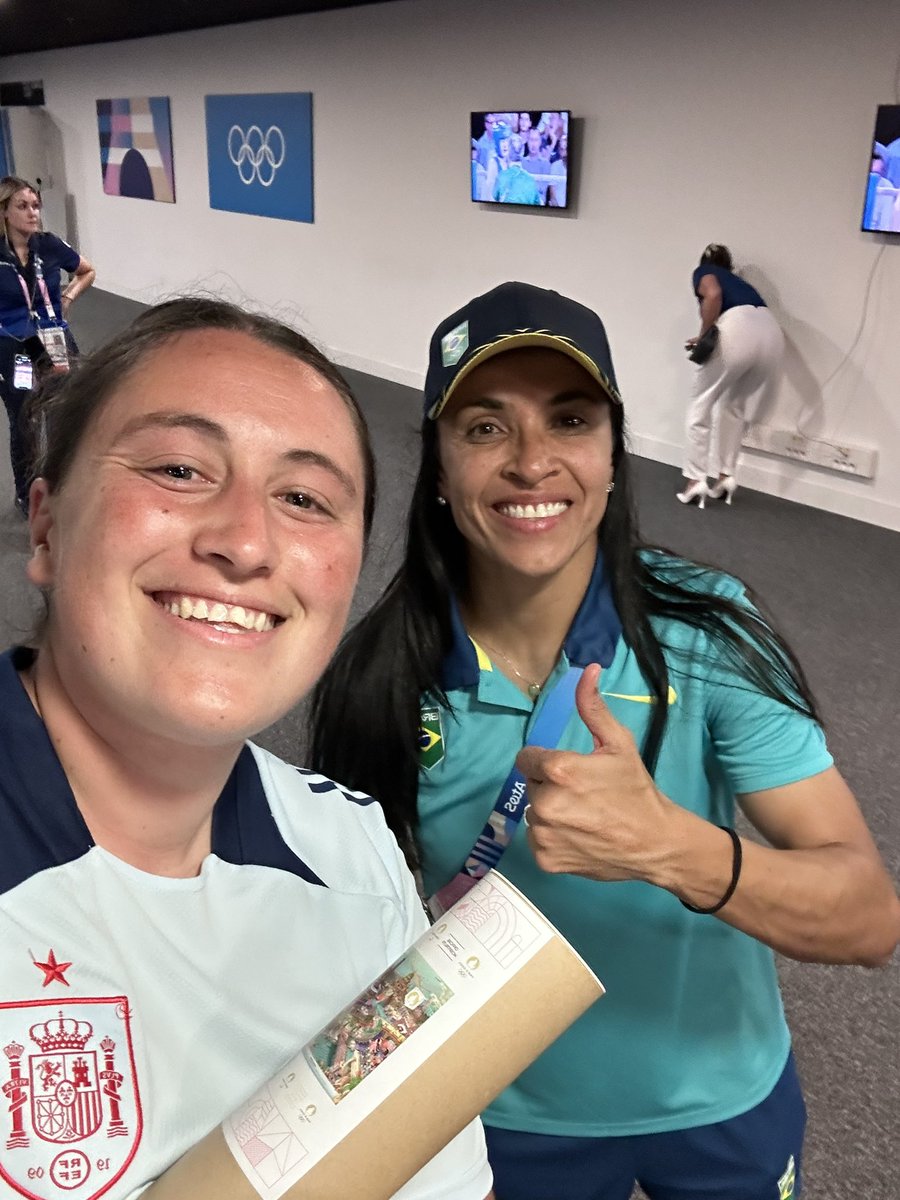 Une joueuse du FAMF avec la légende du foot féminin : Marta la brésilienne