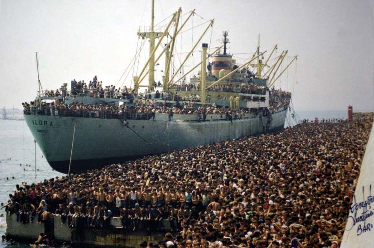 AndreaDT45's tweet photo. L'#8agosto 1991 la nave Vlora attraccava nel porto di #Bari con 20mila profughi albanesi dopo la caduta del comunismo nel Paese e la fine della Repubblica Popolare Socialista d'Albania
#Albania
#AccaddeOggi https://t.co/Kpk3U70EFs