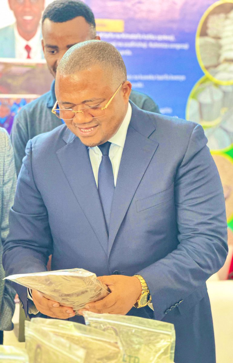 KdcuLtd's tweet photo. Mwenyekiti wa Bodi ya @ushirika_tcdc Bw. @amnsekela akiongozana na Mrajis wa Vyama vya Ushirika Tanzania Bara na Mtendaji Mkuu wa Tume ya Maendeleo ya Ushirika Dkt. Benson Ndiege pamoja viongozi wa @CRDBBankPlc wametembelea banda la KDCU Ltd inayoshiriki maonesho ya wakulima… https://t.co/1evwhMybdQ