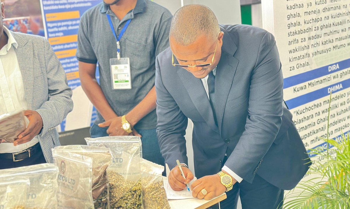 KdcuLtd's tweet photo. Mwenyekiti wa Bodi ya @ushirika_tcdc Bw. @amnsekela akiongozana na Mrajis wa Vyama vya Ushirika Tanzania Bara na Mtendaji Mkuu wa Tume ya Maendeleo ya Ushirika Dkt. Benson Ndiege pamoja viongozi wa @CRDBBankPlc wametembelea banda la KDCU Ltd inayoshiriki maonesho ya wakulima… https://t.co/1evwhMybdQ