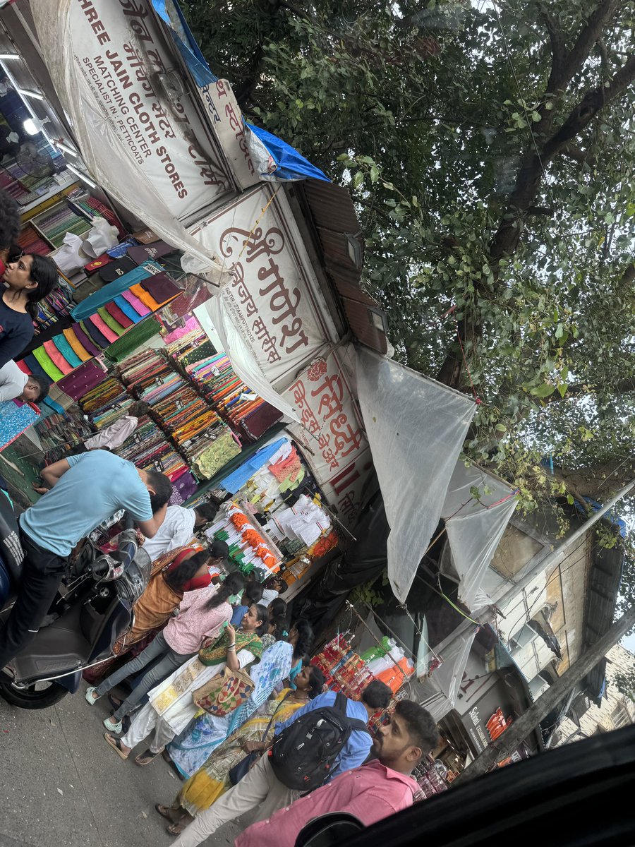 mumbaimatterz's tweet photo. #Mumbai

@mybmc has sold the entire 
MG Road at Ghatkopar to #IllegalHawkers.

📸 © @mumbaisavior47

https://t.co/64bLyfGffs