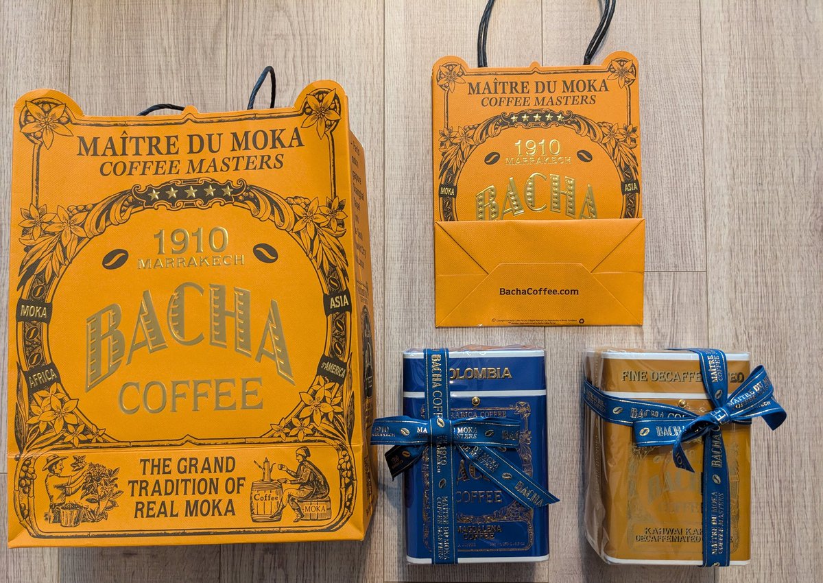 Rache1_1's tweet photo. しっかりちゃんと買ってしまった
そして革製品のような箱に惚れ惚れしてる、、、飲みきっても豆入れよ🥺☕
#ちぇるinSingapore https://t.co/ctkaw7hOiV