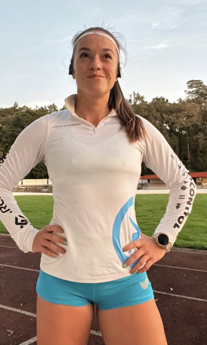 danitafashion's tweet image. Jueves de entrenamiento en pista ¿jalan o se pandean? 🙂‍↕️😌 5 x 800 ✅ #trackrunning #running