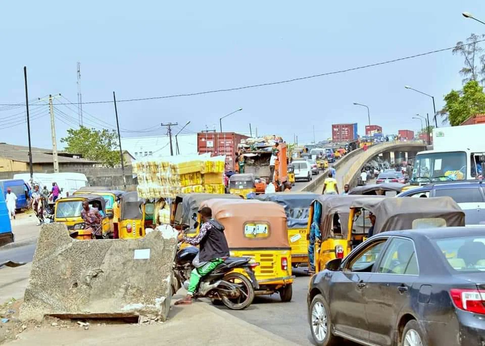 ganiyujohnson02's tweet photo. In reference to previous post, the Federal Executive Council approved the dualisation road projects with other packages. The following roads are beneficiaries of the ongoing construction:

- Abimbola Way, Isolo
- Promasidor Way to Oshodi Expressway, Isolo

@followlasg https://t.co/BEcJoSTejo