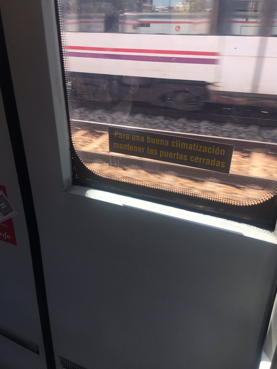 C_deDobrzynski's tweet photo. Que detalle por parte de @Renfe @transportesgob él mantenernos como pollos 🐓 a 29 grados en plena #OlaDeCalor @oscar_puente_ https://t.co/xBiT8fLU5z