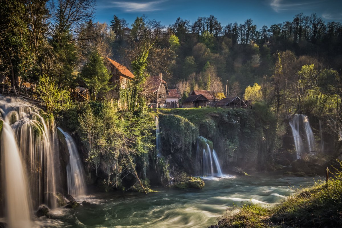 Experience the breathtaking beauty of the waterfalls in Rastoke, a picturesque village known as the 'Little Plitvice'. The cascading water, lush greenery, and charming wooden houses create a scene straight out of a fairytale. 💦🌞💚🌲