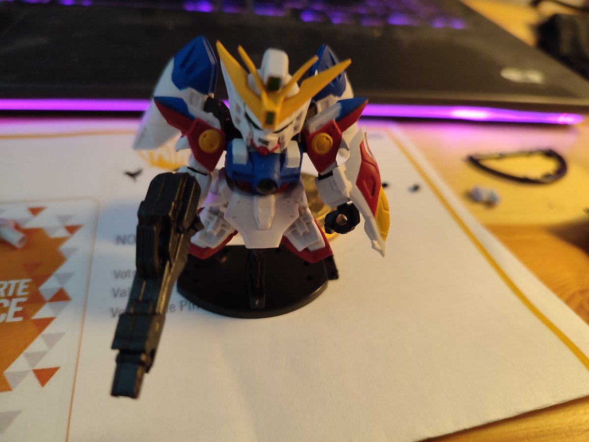 Senerof's tweet photo. Je viens de faire une figurine dans les mini distributeur de jouets japonais, et sérieusement leur truc sont plus complexes que les notres mais ducoup je me demande pourquoi @warhammer ne font pas le même type de figurines résine avec des parties qui s'emboîtent ! #Warhammer https://t.co/WuOvEPpz5d