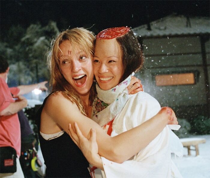 ATRightMovies's tweet photo. A collection of some of the greatest BEHIND THE SCENES pics from the sets of classic movies.
First up, Uma Thurman and Lucy Liu on the set of KILL BILL.

1/25 https://t.co/CPM5M9D4FM