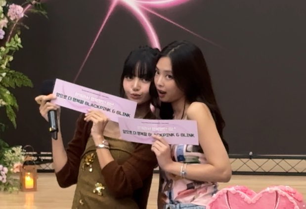 jenniesrenes's tweet photo. JENLISA https://t.co/iu7WzTcp9h